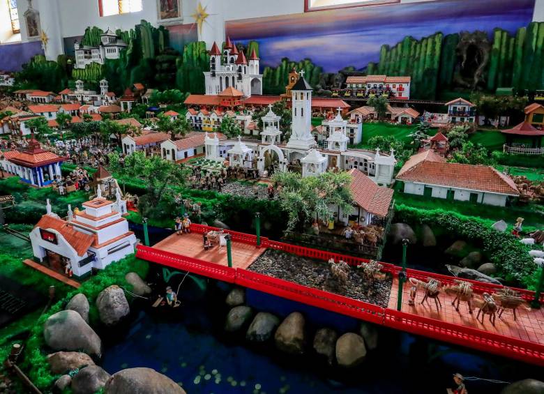 El pesebre tiene una cadena montañosa de 55 metros, un río de 30 metros. Además tiene un kilómetro de cable eléctrico y 1500 bombillitos. Foto: Jaime Pérez. 