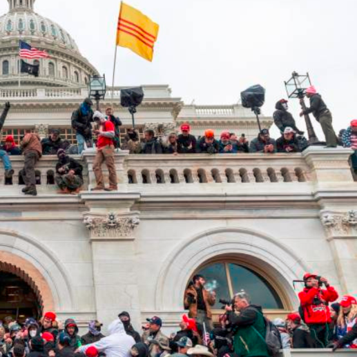 18 años de cárcel para uno de los líderes ultraderechistas por la toma del Capitolio. FOTO: Getty