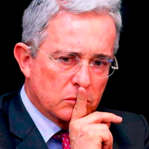 El expresidente Álvaro Uribe enfrenta un proceso por soborno a testigos y fraude procesal. FOTO: Colprensa 