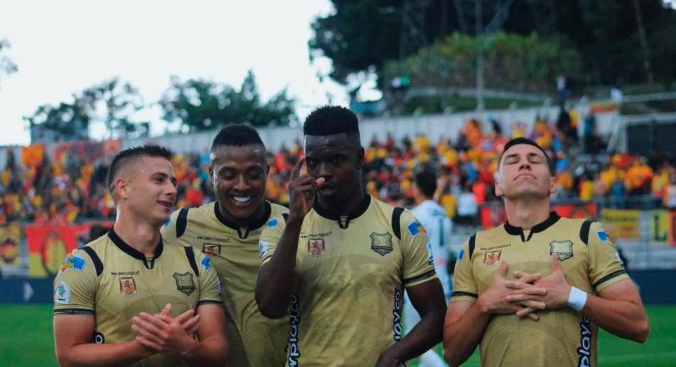 Marco Pérez (3° de izq. a der.) sentenció el marcador. FOTO TWITTER ÁGUILAS