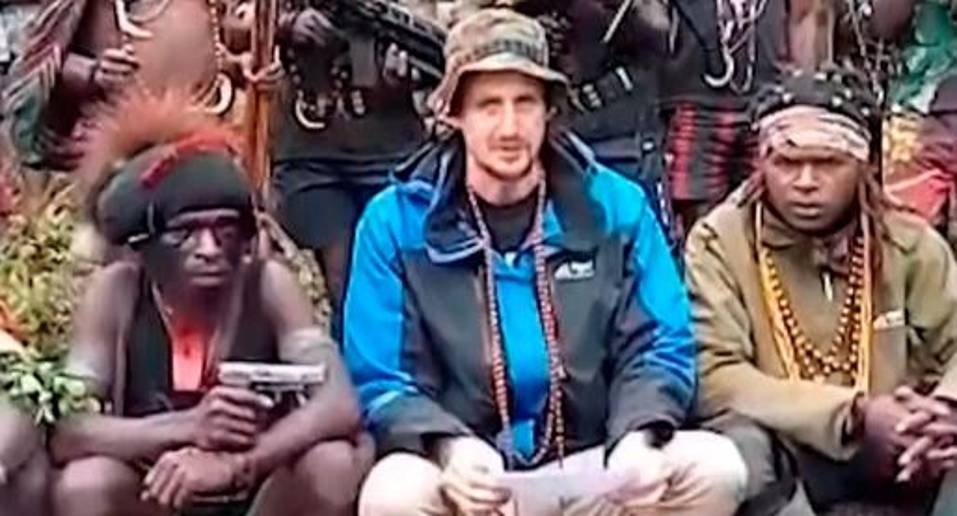En el video el piloto aseguró que sus captores han cuidado bien de él, le han dado ropa, comida, agua y medicinas para tolerar “las largas caminatas que hacemos a diario”. FOTO: CAPTURA DE VIDEO