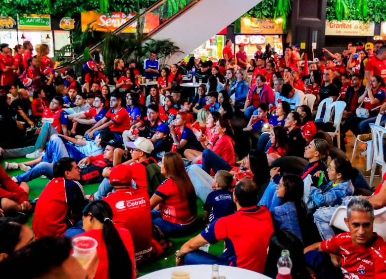 La alegría para los hinchas rojos no fue completa luego del empate. FOTOS JAIME PÉREZ Y MANUEL SALDARRIAGA