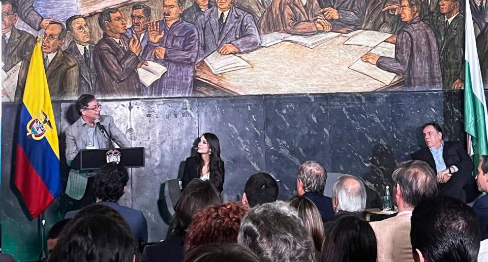En el Salón del Concejo, del Antiguo Palacio Municipal, presidido por un sobrecogedor mural de Pedro Nel Gómez. Abajo la reunión privada con la junta directiva de Proantioquia. FOTOS Cortesía 