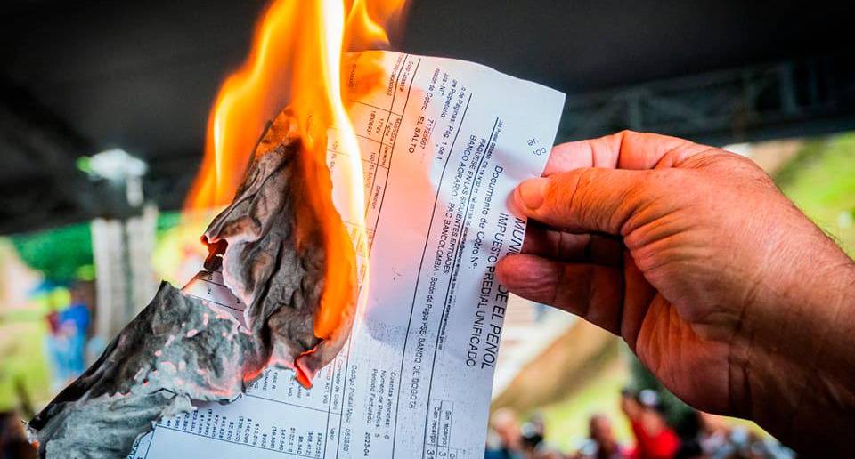En El Peñol han protestado quemando los recibos catastrales que les han llegado. La alcaldesa Sorani Marín, dijo estar dispuesta a revisar los cobros. FOTO Carlos Velásquez y cortesía