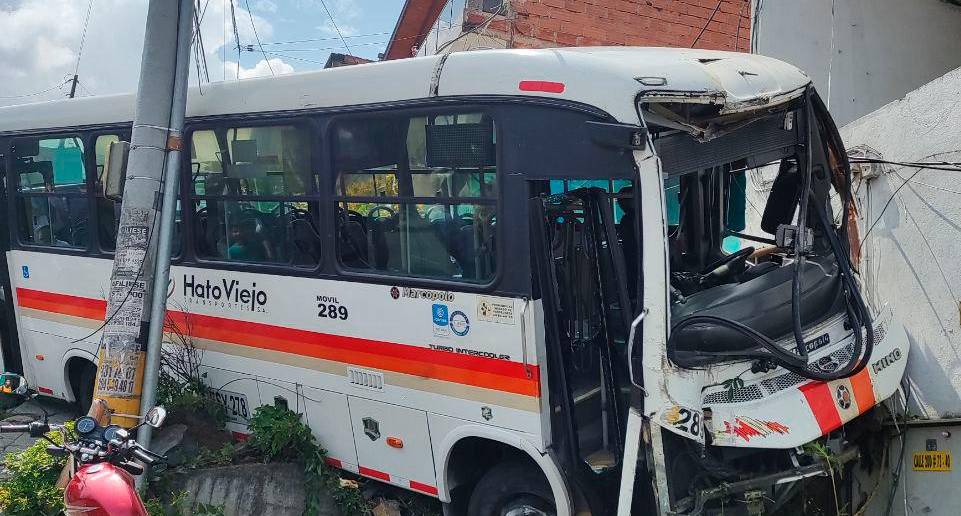 Así quedó el bus tras el choque. Foto: Cortesía. 