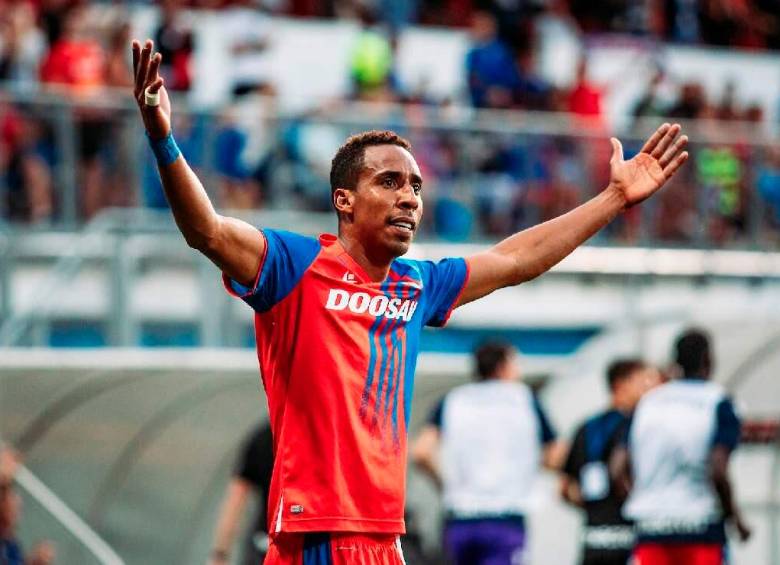 Jhon Mosquera con su equipo en República Checa. FOTO VIKTORIA PILSEN