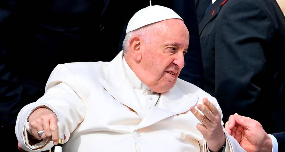 Además de la afección por la que fue internado, el papa Francisco arrastra un problema en la rodilla derecha que lo obliga a caminar con bastón o usar silla de ruedas. FOTO: EFE 