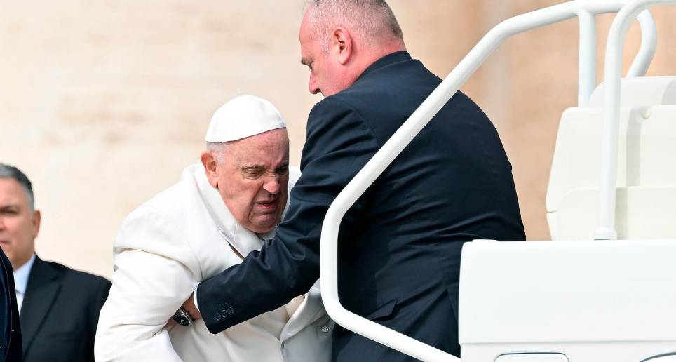 Hospitalizan al Papa Francisco y revive fantasma de su renuncia