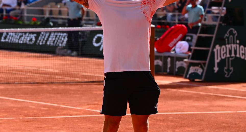El brasileño Thiago Seyboth, de 23 años, ganó su primer partido en un torneo de Grand Slam. Además, no ganaba en un torneo del circuito de la ATP desde febrero de 2022. FOTO: TOMADA DEL TWITTER DE @rolandgarros