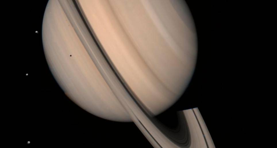 Esta imagen de Saturno fue adquirida por la nave Voyager 2 el 4 de agosto de 1981, desde una distancia de 21 millones de kilómetros. FOTO: NASA