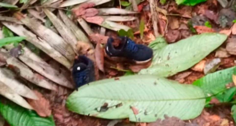 Estos son los tenis azules, al parecer del niños de cuatro años. FOTO: CORTESÍA.