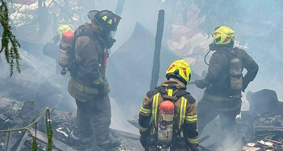 Los bomberos continúan con la atención de la emergencia. FOTO: Cortesía Dagrd
