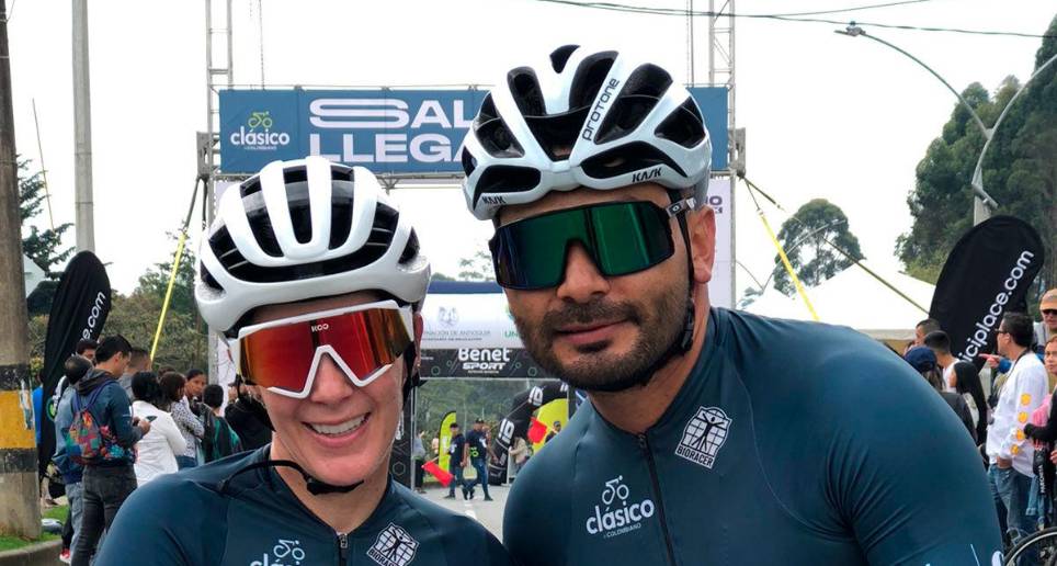 Giovana Arcila Vásquez hizo el mejor tiempo en la categoría de mujeres, en el Fondo Medio (60 km). A su lado, su entrenador Jorge Sanabria; tiempo 2 horas 2 minutos y 4 segundos. FOTO EL COLOMBIANO
