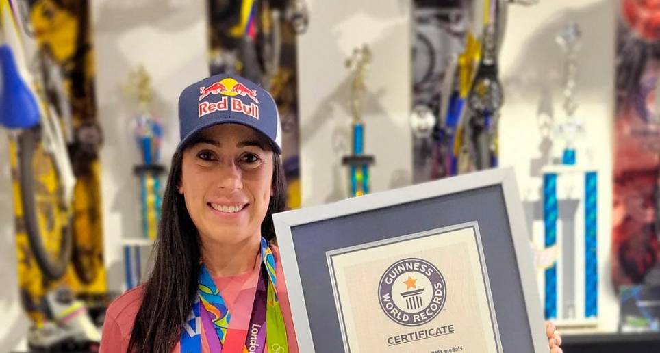 Por el Día de la Mujer, Guinness World Records entregó un reconocimiento a Mariana Pajón. FOTO cortesía 
