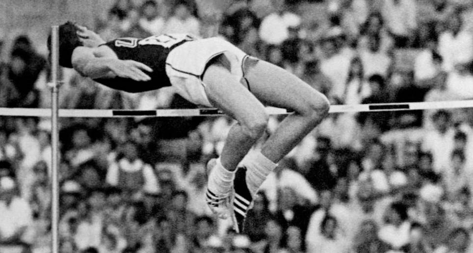 Al ganar el oro olímpico, Fosbury dio credibilidad a su nuevo estilo, que hoy en día utilizan todos los saltadores. FOTO AFP