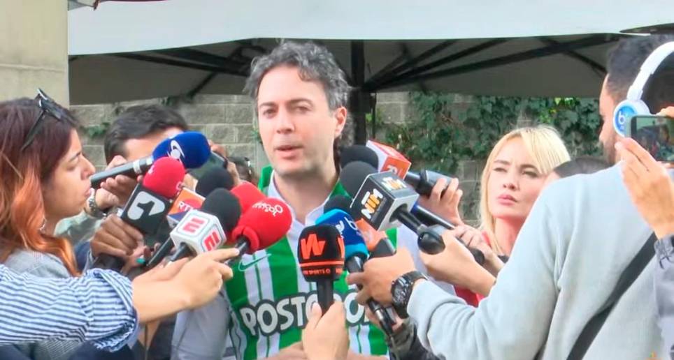 El mandatario apareció con una camiseta de Nacional para la rueda de prensa que convocó cuando llegó a la capital del país de un viaje internacional que tuvo. FOTO: CAPTURA DE PANTALLA 
