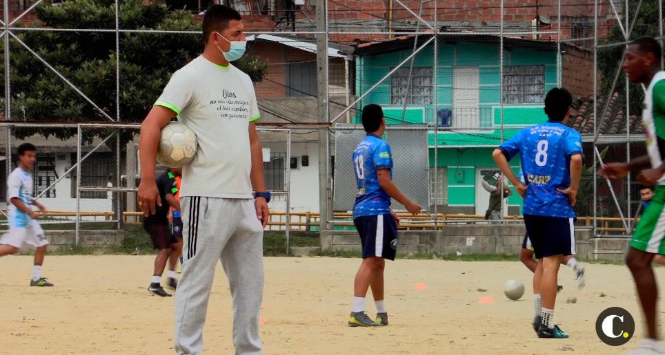 La escuela de fútbol en la 13 que le apuesta a los sueños de los jóvenes