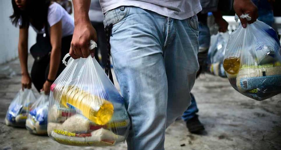 Los Comités Locales de Abastecimiento y Producción (CLAP) contienen alimentos no perecederos, como aceite, arroz, frijoles, atún, entre otras. FOTO: AFP