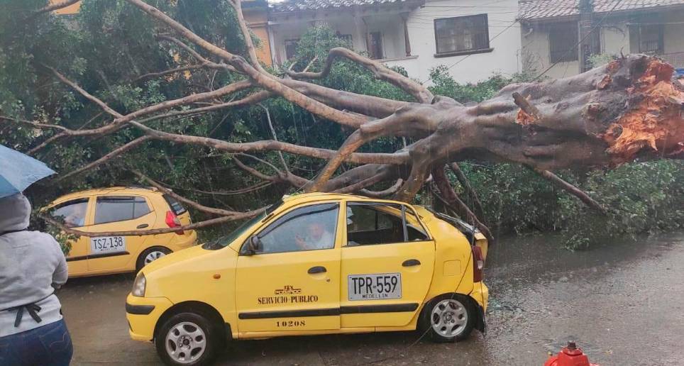 Aguacero causó emergencias en las calles de Medellín