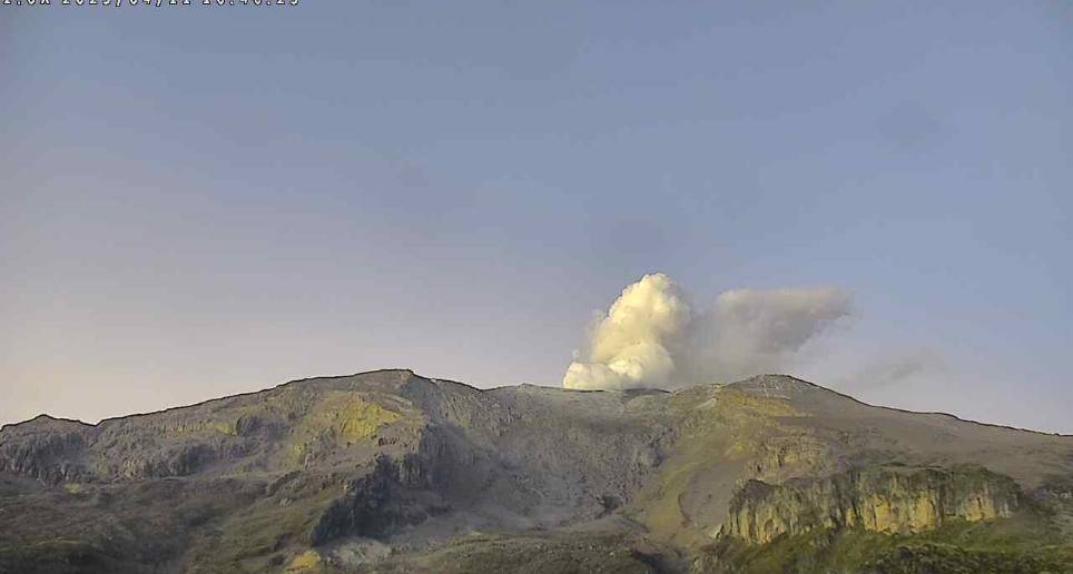 BOGOTÁ, 11 de abril de 2023. Imagen de archivo del 11 de abril de 2023 del Servicio Geológico Colombiano, del Volcán Nevado del Ruiz, el cual ha venido presentado actividad importante y se encuentra en estado de alerta naranja. (Colprensa -Servicio Geológico Colombiano)