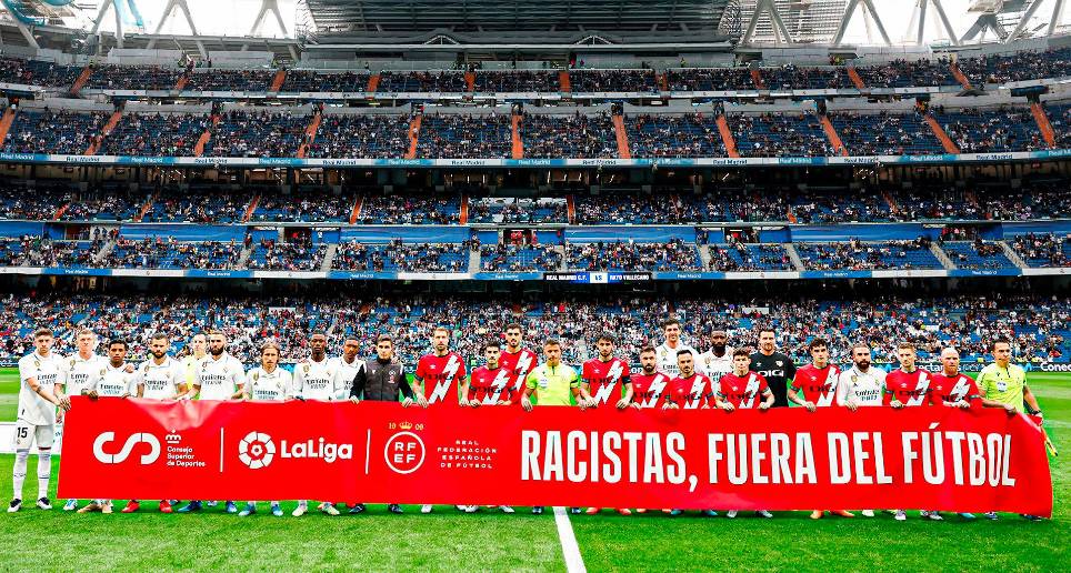 “Racistas, fuera del fútbol”, decía la pancarta que compartieron ambos equipos. FOTO @realmadrid