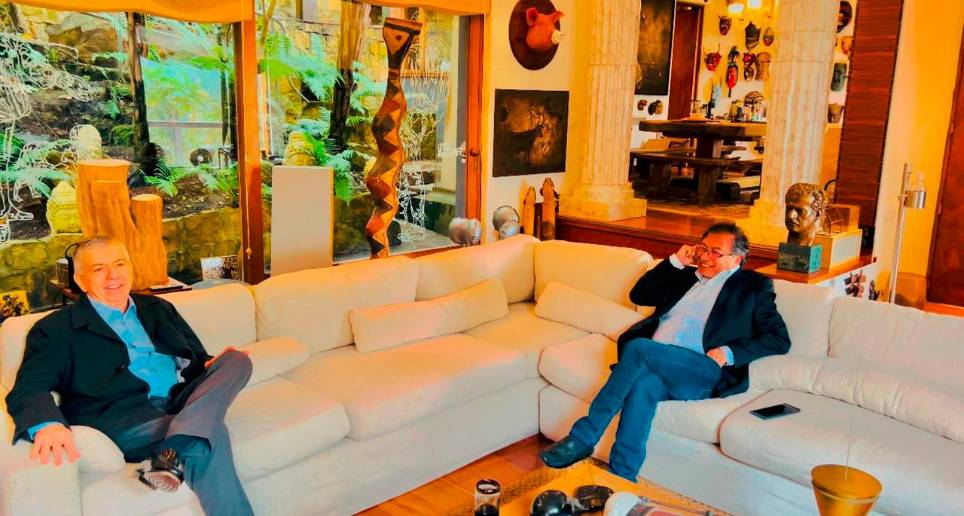 El expresidente César Gaviria y el presidente Gustavo Petro. FOTO: COLPRENSA
