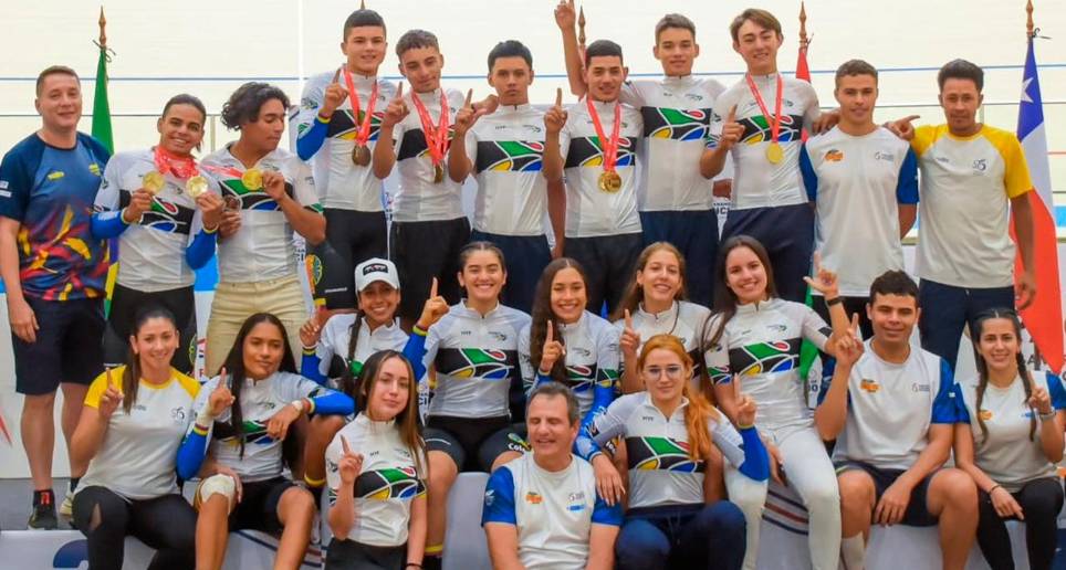 En el Panamericano júnior en Asunción, Colombia dominó el certamen al subirse al podio en 20 de las 22 pruebas convocadas. Logró el título en 15 de ellas. Compitió con 16 deportistas. FOTO FEDECICLISMO