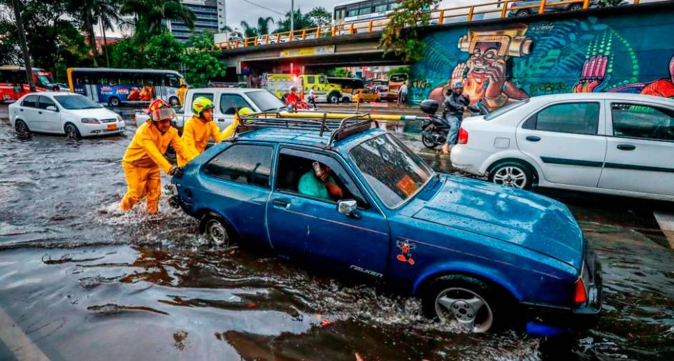 El aguacero del pasado martes dejó calles inundadas en el Centro, árboles caídos, granizo y 77 rayos en solo 30 minutos. Foto: Camilo Suárez Echeverry