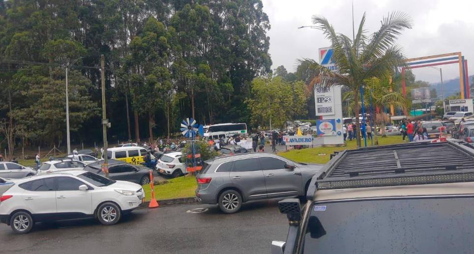 El bloqueo afectó a los viajeros que tenían programadas sus salidas por el terminal aéreo. FOTO: Cortesía Denuncias Antioquia.