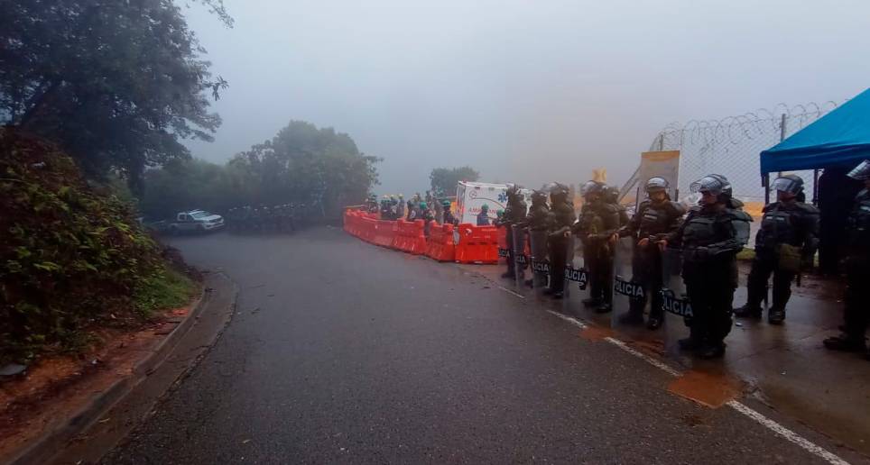 En las vías más afectadas por el paro se dispusieron hombres de la Policía y el Ejército para garantizar la seguridad. FOTO Cortesía
