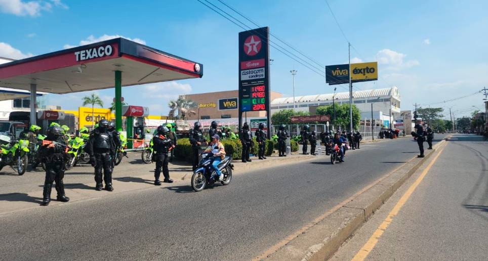 En las subregiones ya se ven efectivos de la Policía quienes buscan recuperar el control de los ejes viales. FOTO: Cortesía.