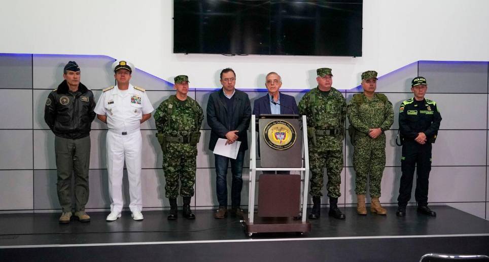 La cúpula militar y los ministros de Defensa, Iván Velásquez, y del Interior, Alfonso Prada, confirmaron el retorno de las operaciones ofensivas. FOTO Cortesía