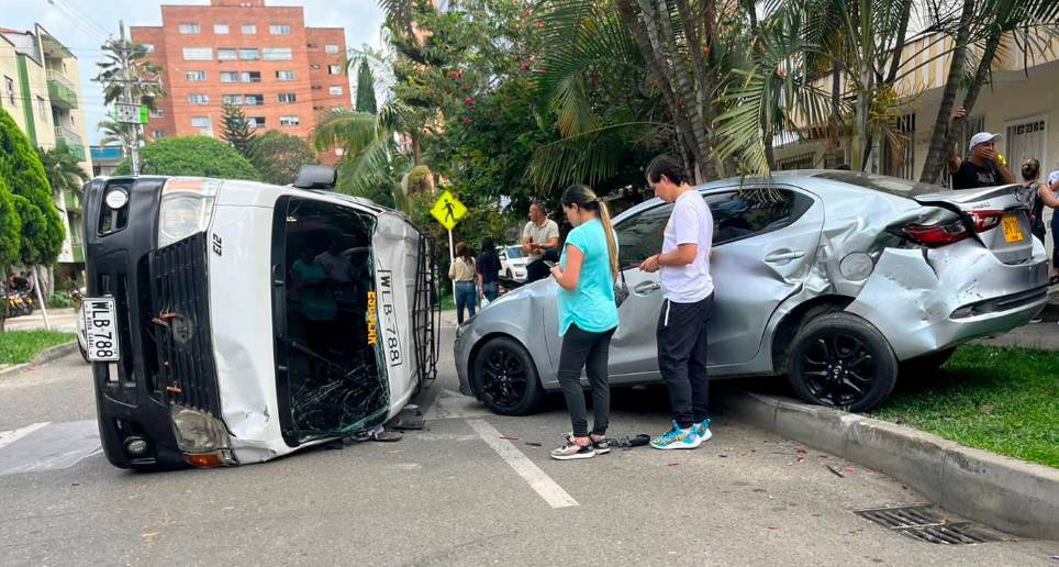 El transporte escolar sufrió un volcamiento por la fuerza del impacto. FOTO: CORTESÍA DAGRD