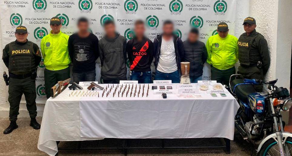 En el operativo, las autoridades incautaron tres armas de fuego, munición y hasta 1.500 gramos de droga. FOTO: CORTESÍA POLICÍA 