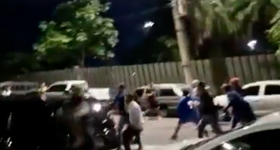 La hinchada de Millonarios protagoniza actos de violencia en Brasil. FOTO CAPTURA DE PANTALLA @barrabrava_net