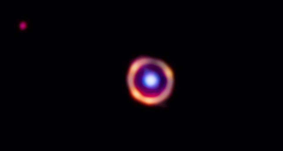  La galaxia se alinea casi perfectamente con una segunda galaxia a solo 3 mil millones de años luz de nuestra perspectiva en la Tierra. FOTO: ESA / Europa Press