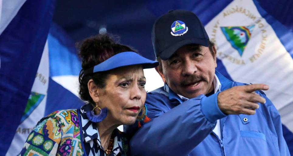 El régimen de Daniel Ortega en Nicaragua, apoyado por su esposa Rosario Murillo, le declaró la guerra a la iglesia católica. Ordenó el cierre de universidades y medios ligados a esa filial religiosa. Y encarceló curas. FOTO afp
