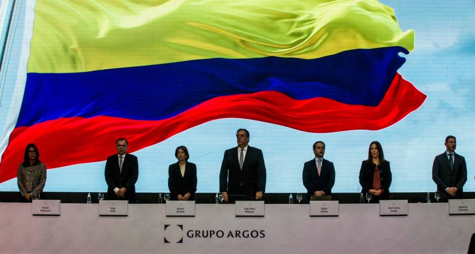 Jorge Mario Velásquez, presidente del Grupo Argos (centro), lideró ayer las asambleas de accionistas de la compañía en la que se respaldó a sus representantes en Sura y Nutresa. FOTO Julio Herrera