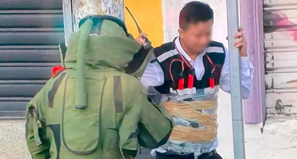 La Policía de Ecuador tuvo que desactivar una bomba que estaba amarrada al cuerpo de un guarda de seguridad. FOTO: Twitter @PoliciaEcuador