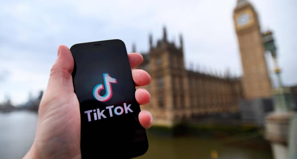 Algunos expertos señalan que los chinos podrían tener acceso a la información personal de los usuario de TikTok. FOTO EFE 