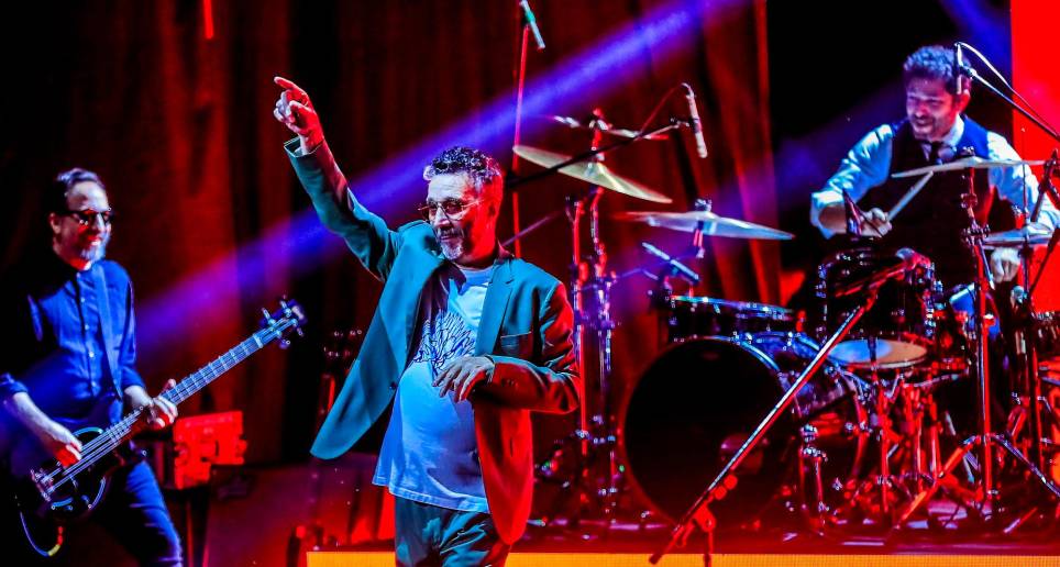 Fito salió con un traje verde que cambió después del intermedio del concierto. FOTO Jaime Pérez