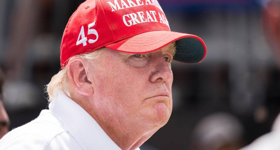 Donald Trump deberá responder por comprar, posiblemente, el silencio de la actriz porno Stormy Daniels. FOTO EFE 