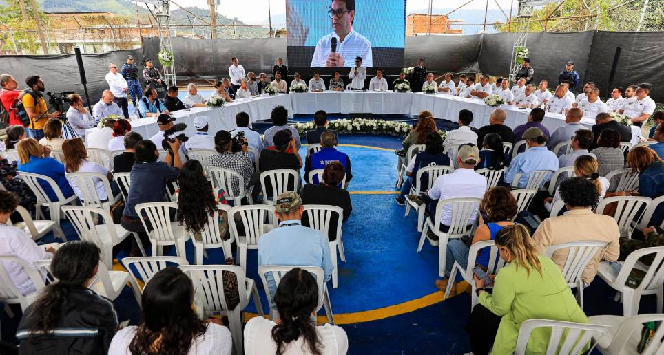 En un acto protocolario realizado el viernes en la cárcel de Itagüí se inició la fase pública de diálogos entre las bandas y el Gobierno. FOTO Manuel Saldarriaga