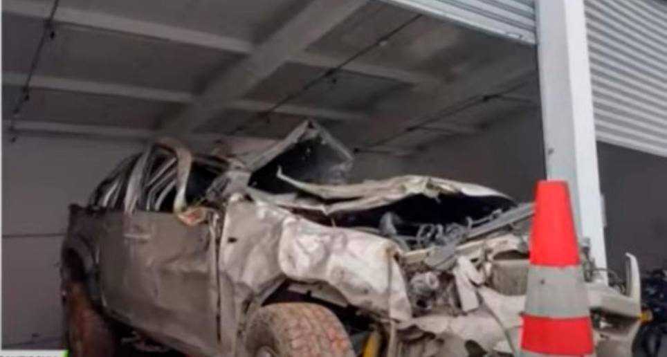 Así quedó el vehículo en el que la familia se transportaba. FOTO: Cortesía