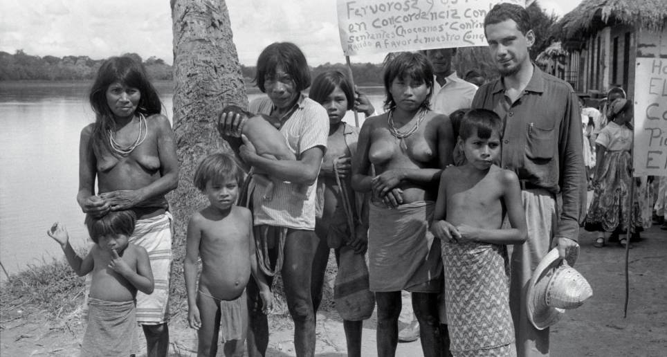 Eduardo Cote Lamus con Emilio Tichiliano y dos de sus tres mujeres en Bellavista, Chocó. Septiembre de 1958. Foto: Cortesía de los Herederos de Eduardo Cote Lamus.
