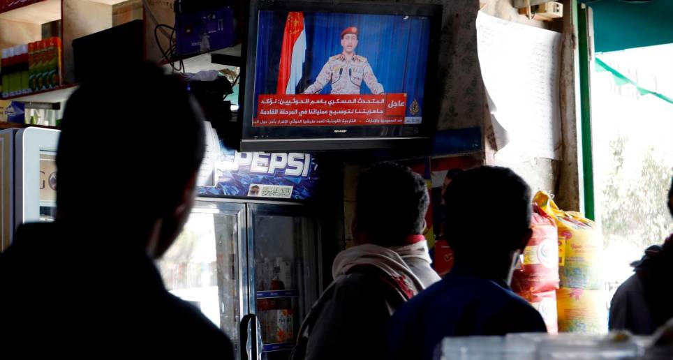 Yemeníes viendo el discurso de Yahya Sarea, portavoz de los hutíes, responsables de los ataques en Emiratos Arabes Unidos y Arabia Saudía. FOTO EFE