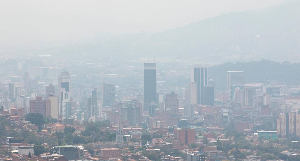 Medellín ya registró este año 10 estaciones de monitoreo de calidad del aire en color naranja, lo que implica riesgos para la salud. FOTO cAMILO sUÁREZ