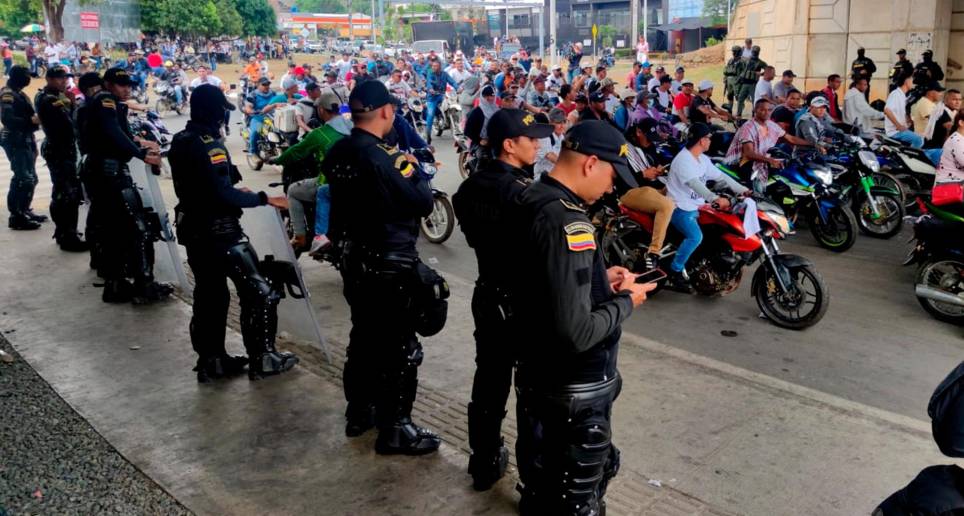 Decenas de motos se unieron a una de las marchas de protesta el miércoles entre Caucasia y Tarazá. La fuerza pública está desplegada desde hace una semana en la Troncal a la Costa. FOTO JULIO CÉSAR HERRERA