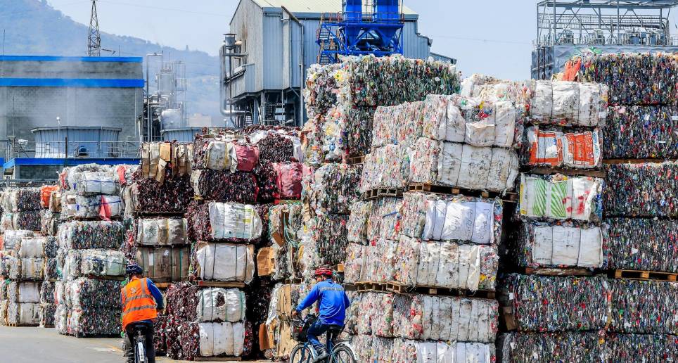 Complejos procesos industriales monitoreados desde Europa le permiten a Enka estar a la vanguardia del reciclaje de botellas PET, y producir materias primas para la industria de alimentos. FOTOS Jaime Pérez