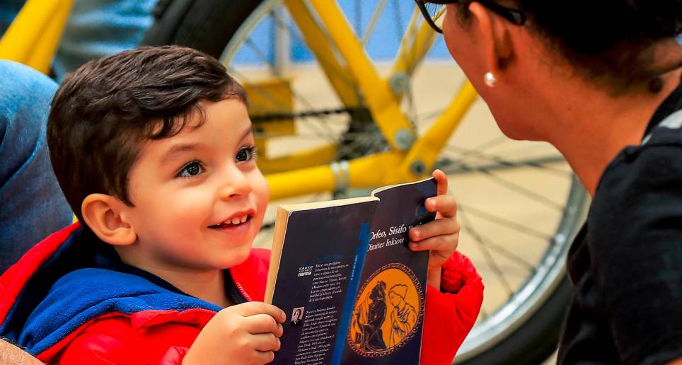 Esta celebración de los libros procura hacer de ellos una presencia constante en las vidas de la ciudadanía de Medellín. Foto: Jaime Pérez. 